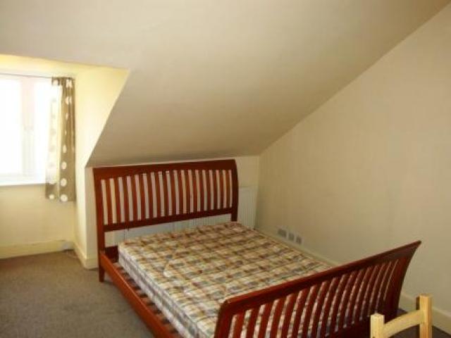 			3 Bedroom, 1 bath, 1 reception Flat			 West End Lane, WEST HAMPSTEAD